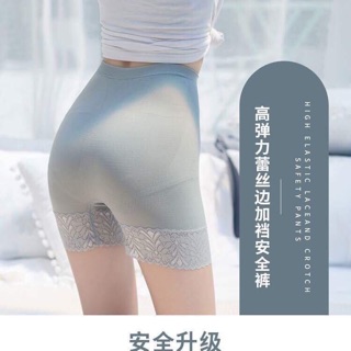 Quần mặc trong váy viền ren nâng mông