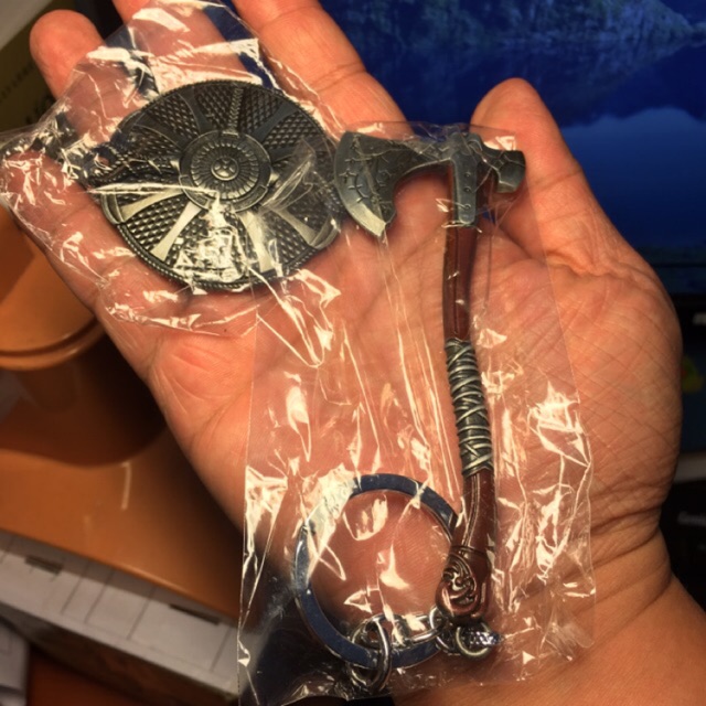 Bộ sản phẩm: Cây rìu Leviathan Axe và Tấm khiên - Móc lưu niệm God of War game PS4