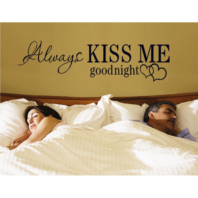 Decal trang trí chữ Tiếng Anh KISS ME
