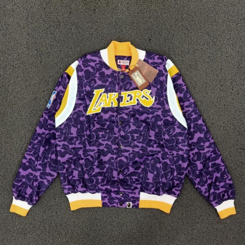 BAPE Vrsity MITCHELL &NESS Áo Khoác BOMBER APE LAKERS CAMO Màu Tím Chất Lượng Cao