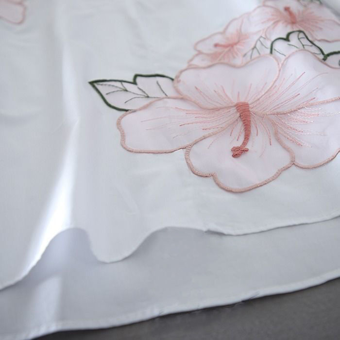 In the summer of 2020, a small fresh, V-neck literary lady leaves a fragile fairytale-sweet embroidered shirt | BigBuy360 - bigbuy360.vn