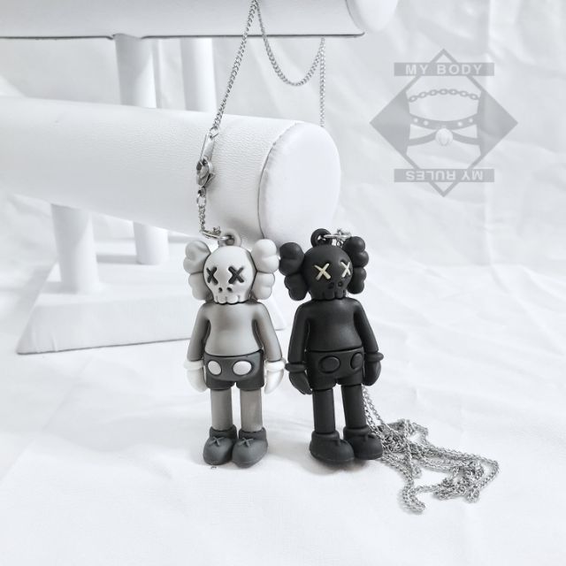 Dây cổ Kaws.