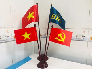 Cờ để bàn đảng Việt