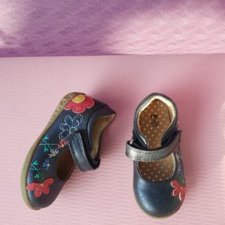 Giày xuất cho bé