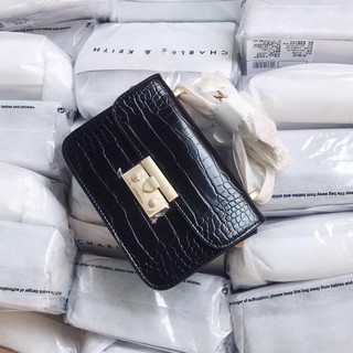 Túi chữ C vân rắn đinh sườn size 18