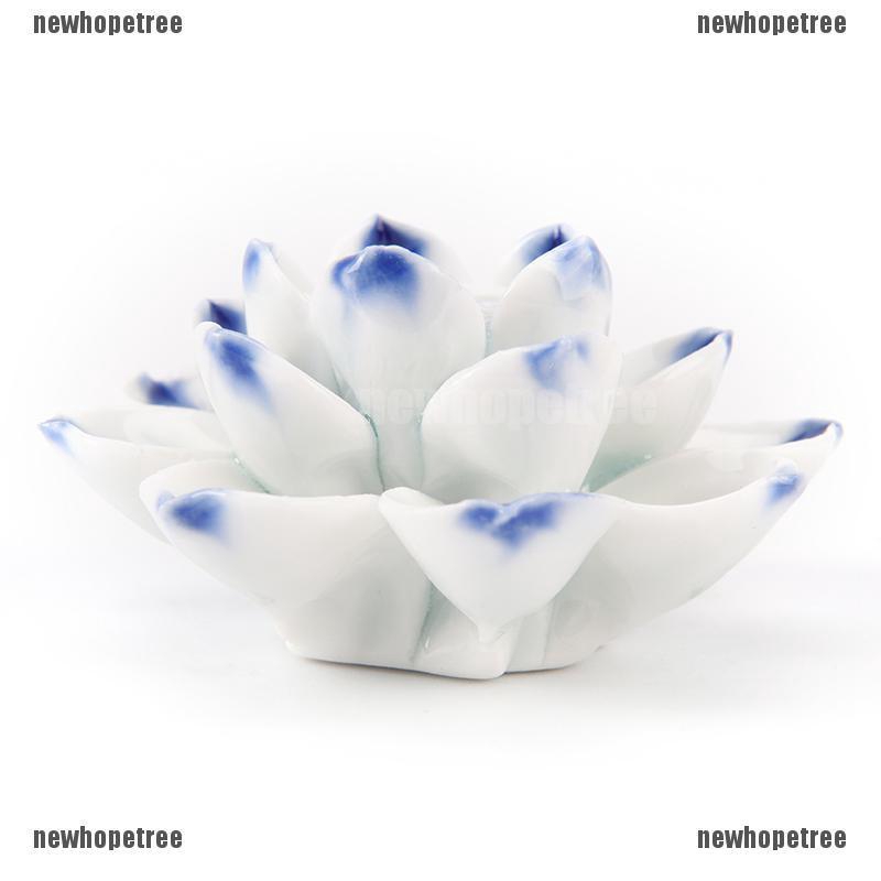 Đế lư hương thiết kế hình hoa sen bằng sứ độc đáo