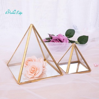 Hộp kính vàng hình kim tự tháp đựng nhẫn cưới