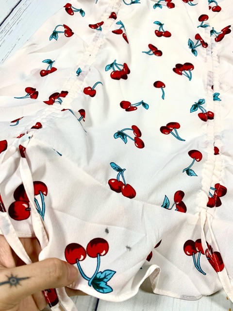 Đầm trắng france dress hoạ tiết cherry thiết kế độc lạ cột nơ lung và rút dây ở phần chân váy | BigBuy360 - bigbuy360.vn