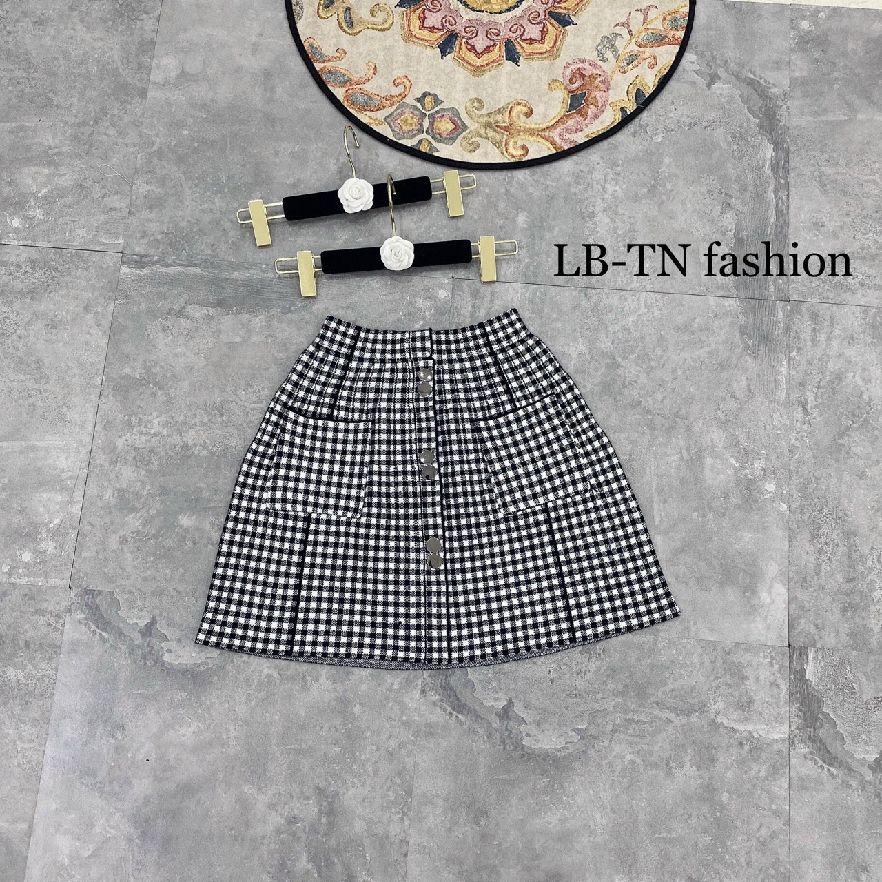 Chân váy len xoè cúc dọc ngắn dễ thương | BigBuy360 - bigbuy360.vn