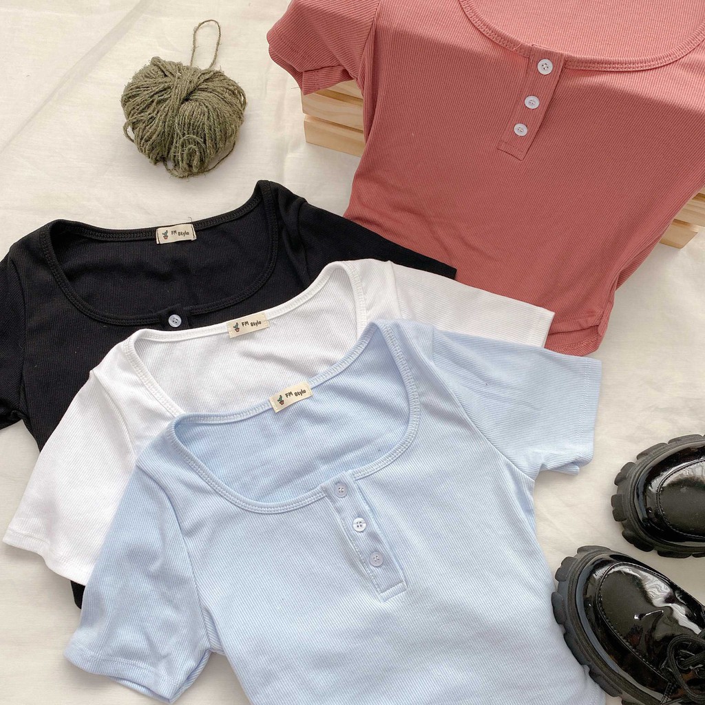 [Mã WASKT410K giảm 10K đơn 50K] Áo thun croptop cổ vuông hoa ngực Fmstyle Saigon 04TUT3724 (21TU01T373002) | BigBuy360 - bigbuy360.vn