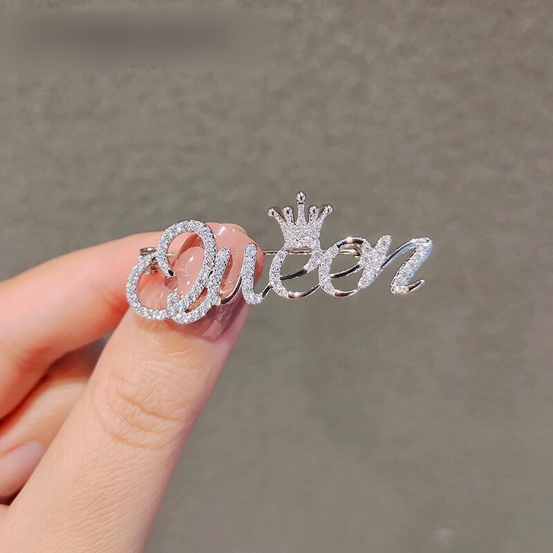 Cài Áo Chữ Queen Đính Đá Lấp Lánh Blingbling ✨✨✨