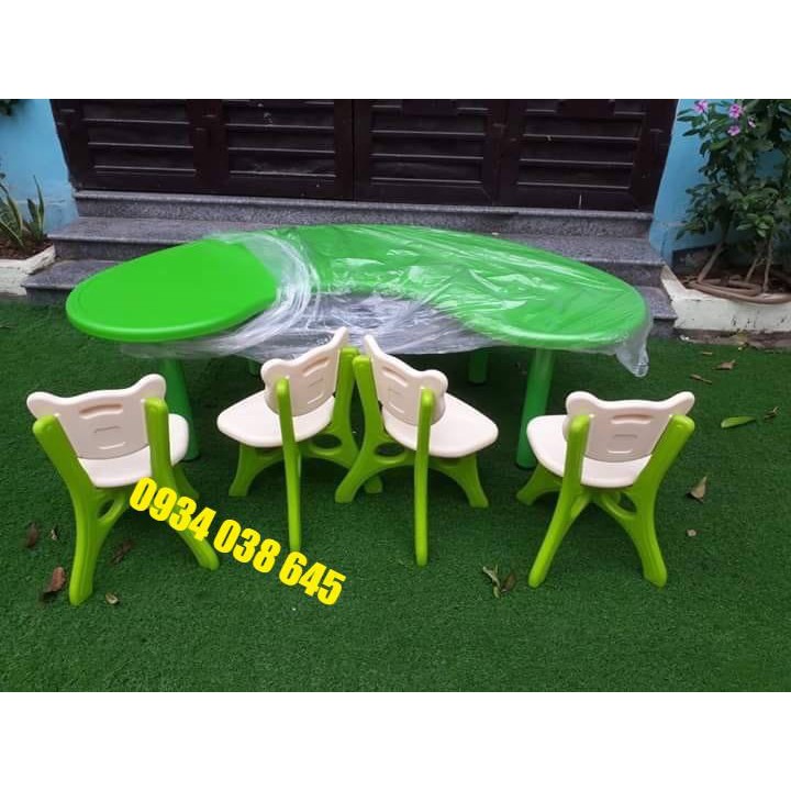 Chuyên cung cấp bàn nhựa hình vòng cung dành cho trẻ nhỏ mầm non