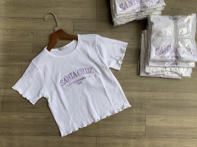 ÁO CROPTOP CUỐN BIÊN THÊU CHỮ SANTA CRUZ