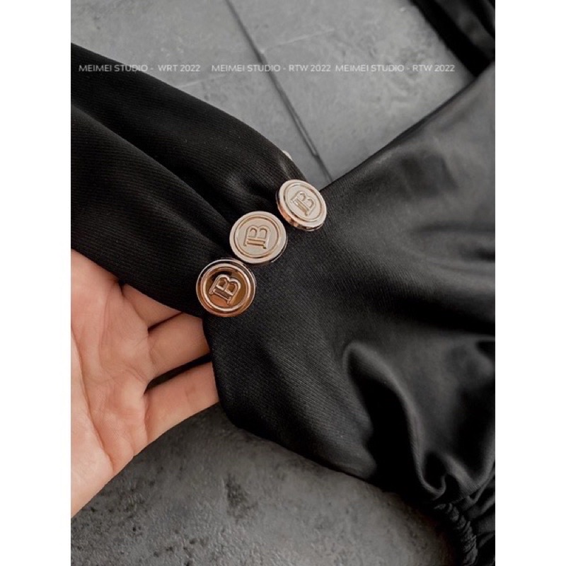 Váy rúm khuy vàng màu đen size M