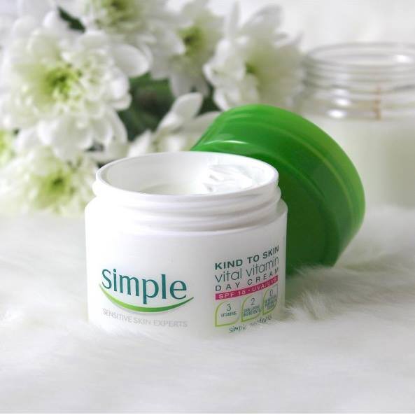 Kem Dưỡng Ẩm Chống Nắng Simple Kind To Skin Vital Vitamin Day Cream SPF 15 50ml