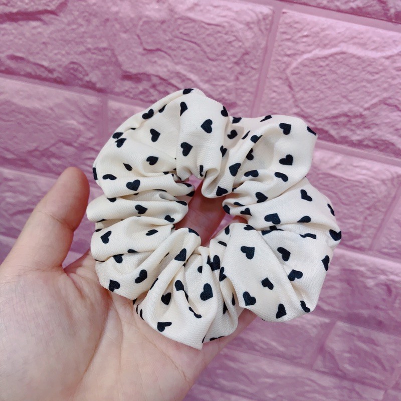 Cột tóc vải Scrunchies họa tiết trái tim