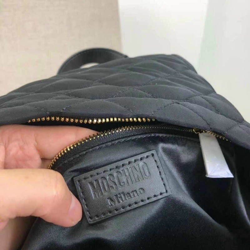 Balo M.o.z.c.h.i.nio chần vuông logo vàng