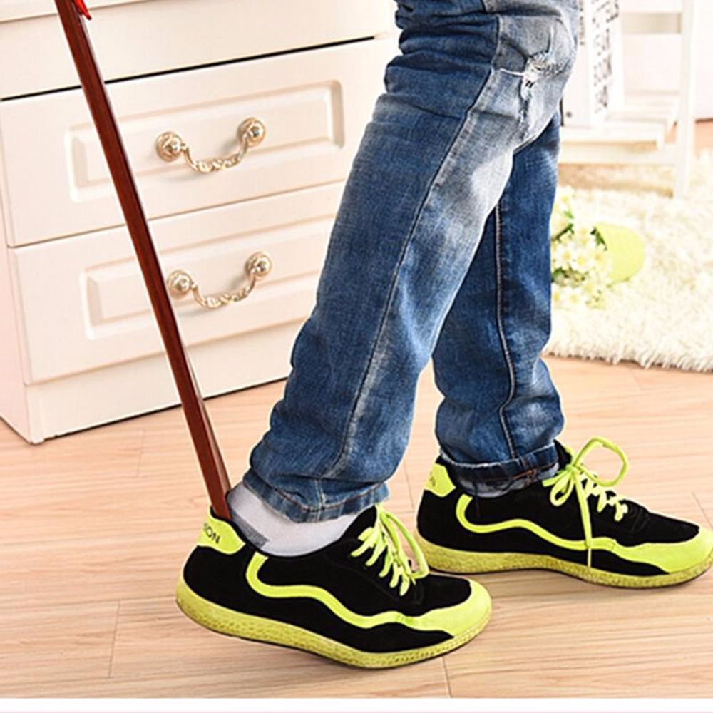 Dụng cụ hỗ trợ mang giày bằng gỗ tiện dụng