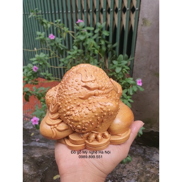 Tượng con cóc ngậm vàng hút tài Lộc gỗ bách vàng