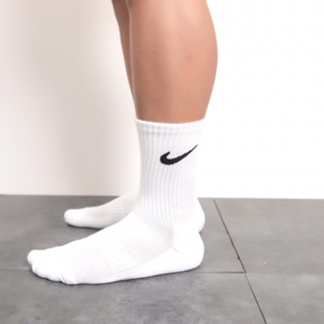 Tất thể thao Nike dài cổ