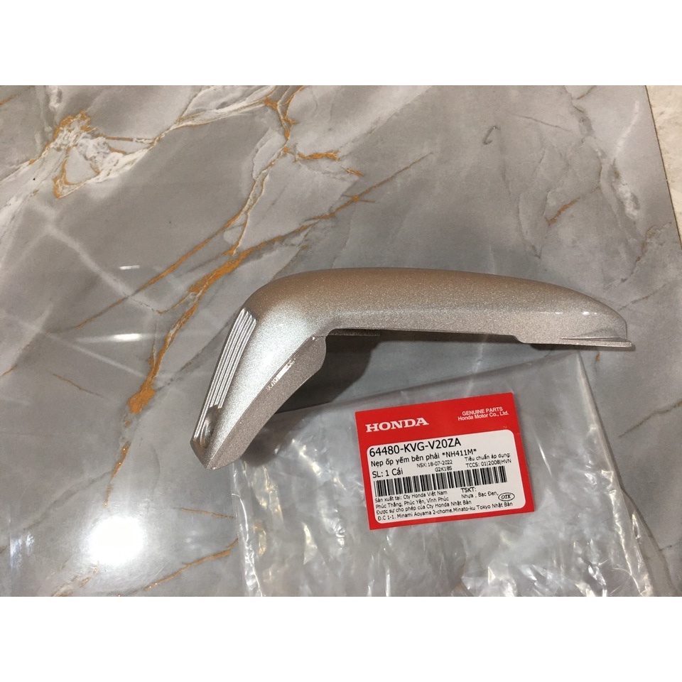 Nẹp ốp yếm bên phải - sừng bò HONDA AIR BLADE 110 năm 2009-2010 màu Bạc. 64480KVGV20ZA