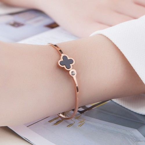 Vòng Tay Cỏ 4 Lá Titan Ko Đen TT 2963