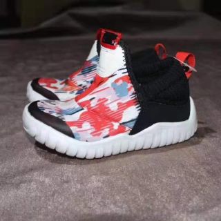 Giày thể thao của bé