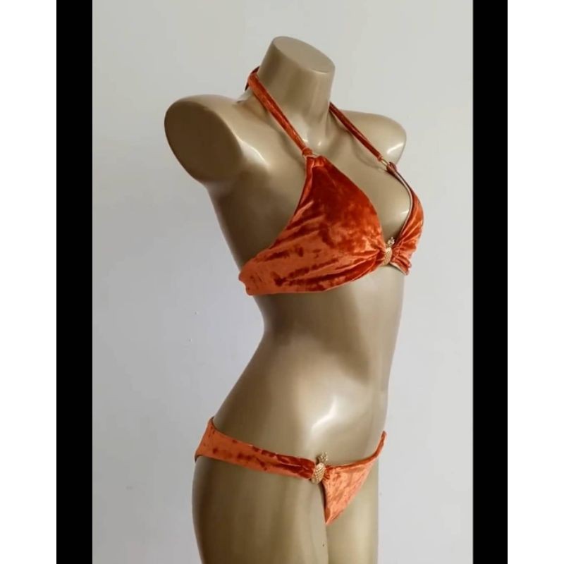 Bikini hai mảnh lọt khe