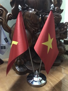 Cờ để bàn đảng Việt