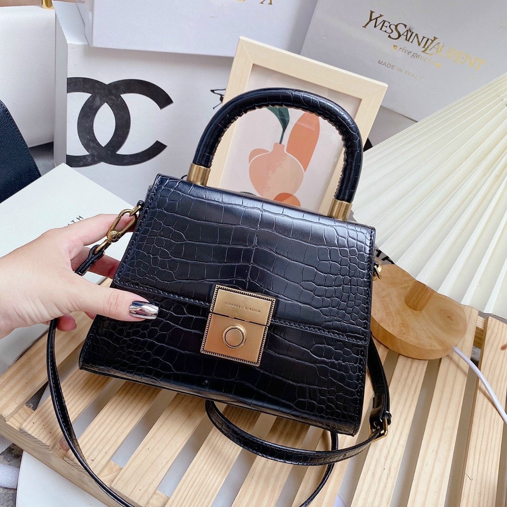 Túi xách nữ túi CK quai tròn da rắn với phom dáng vuông vắn đã về để thêm vào bộ sưu tập của chị em đây ạ