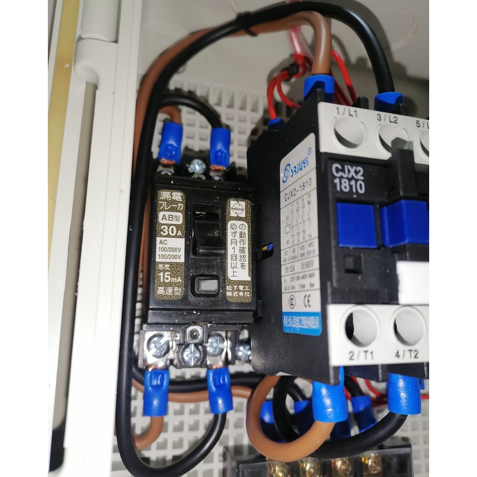 Bộ điều khiên máy bơm nước 220v từ xa bằng remote cho motor sử dụng aptomat chống giât nội địa japan