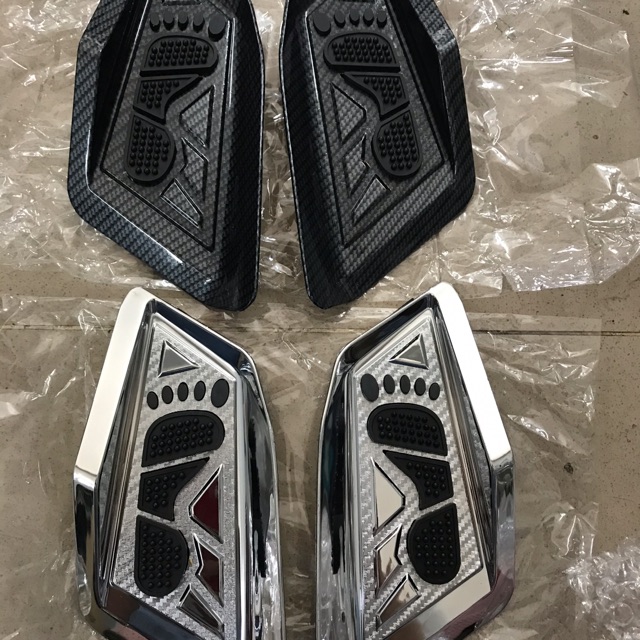 Gác chân em bé Air Blade 2020 Cacbon/ nhựa xi