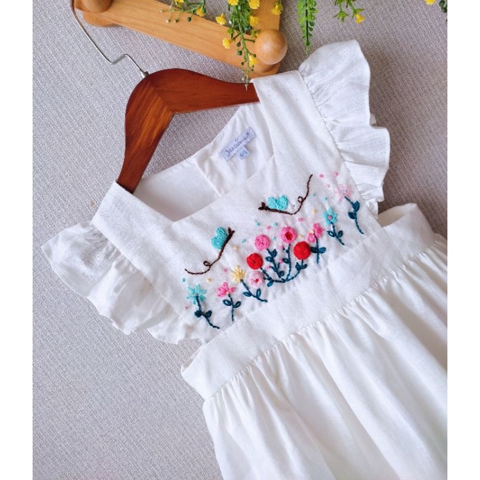 Đầm linen trắng thêu tay họa tiết hoa cho bé gái