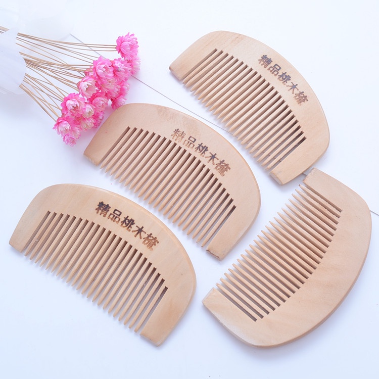 Lược gỗ đào nhỏ gọn cầm tay tiện dụng cho nữ
