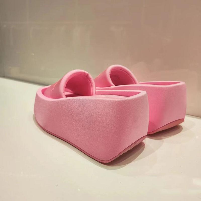 Dép đế dày chống trượt phong cách thời trang xuân hè 2022 dành cho nữ