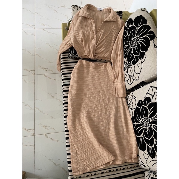 Set áo sơ mi crop tay dài chân váy dài xẻ tà