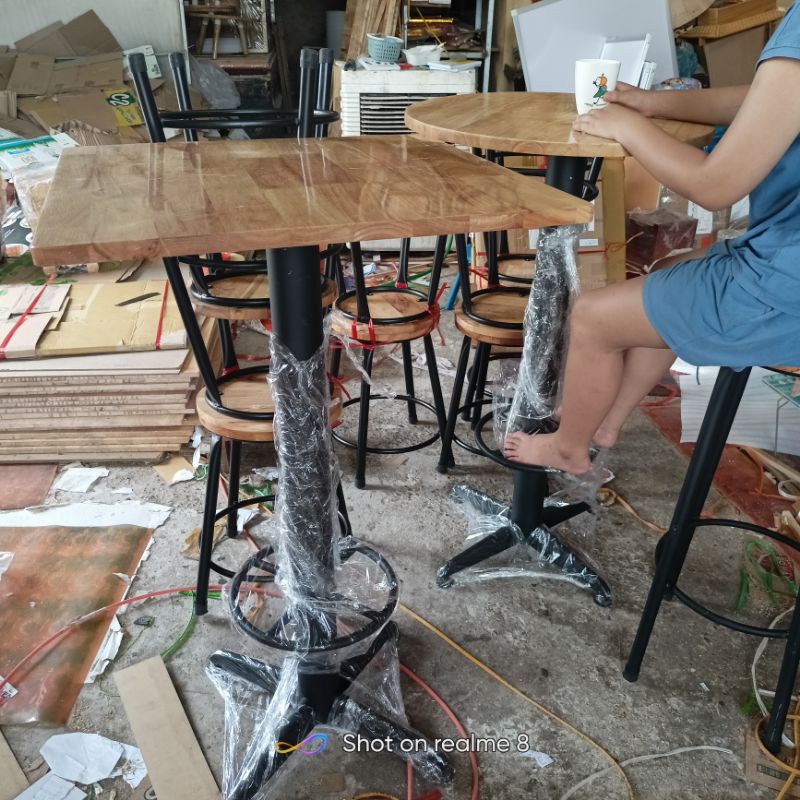 Bàn cafe quầy bar chân trụ cao 1m mặt gỗ cao su 60cm