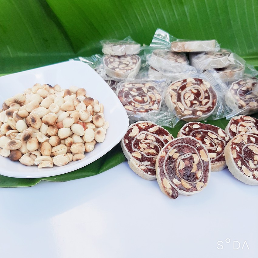 [SALE]  1kg Mứt, Kẹo chuối cuộn bánh phồng ngon tuyệt - Đặc sản Tiền Giang - Kẹo Tết 2022