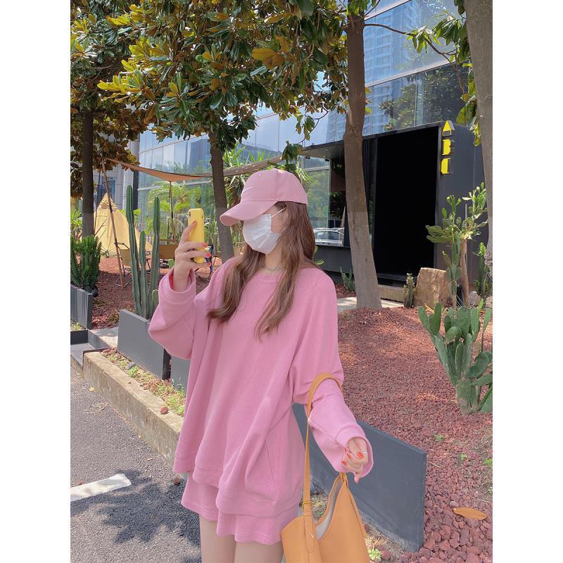 Bộ áo len tay dài cổ tròn và quần ngắn thời trang Hàn Quốc mới thịnh hành cho nữ | BigBuy360 - bigbuy360.vn