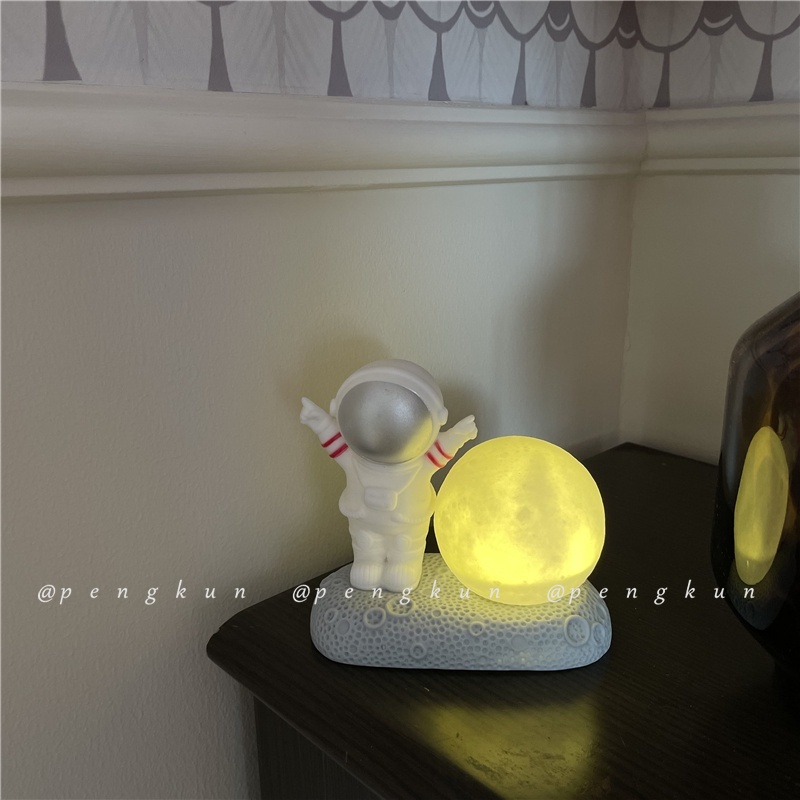 Đèn ngủ bảo vệ mắt hình phi hành gia và mặt trăng xinh xắn trang trí cho nhà cửa