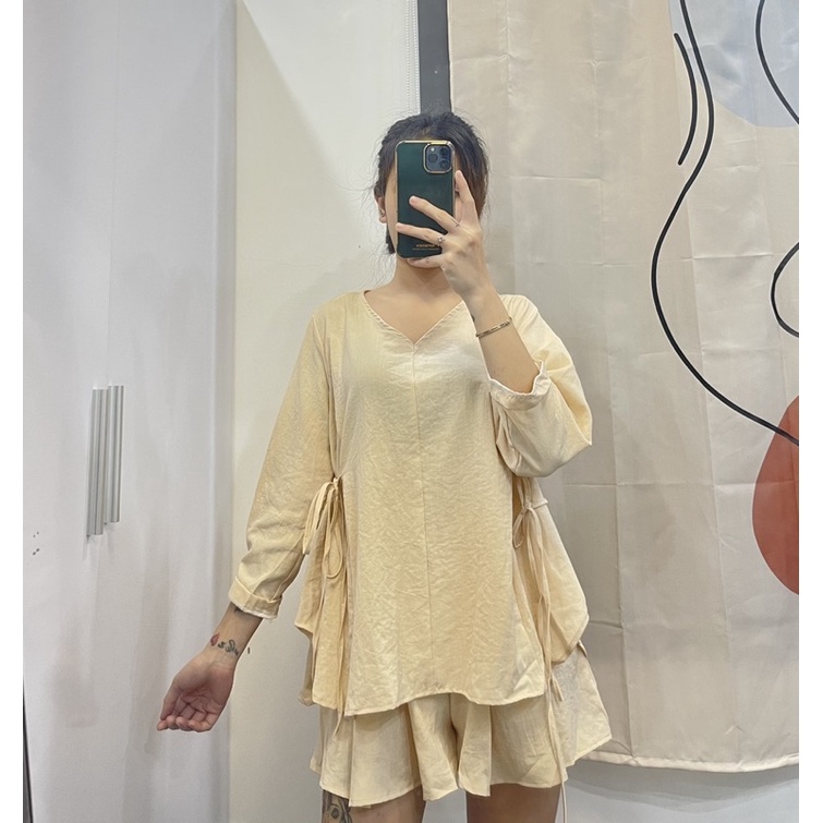 SET ĐỒ VINTAGE SET gồm chân váy xếp ly với thiết kế thắt nơ 2 bên và áo tay dài cổ V
