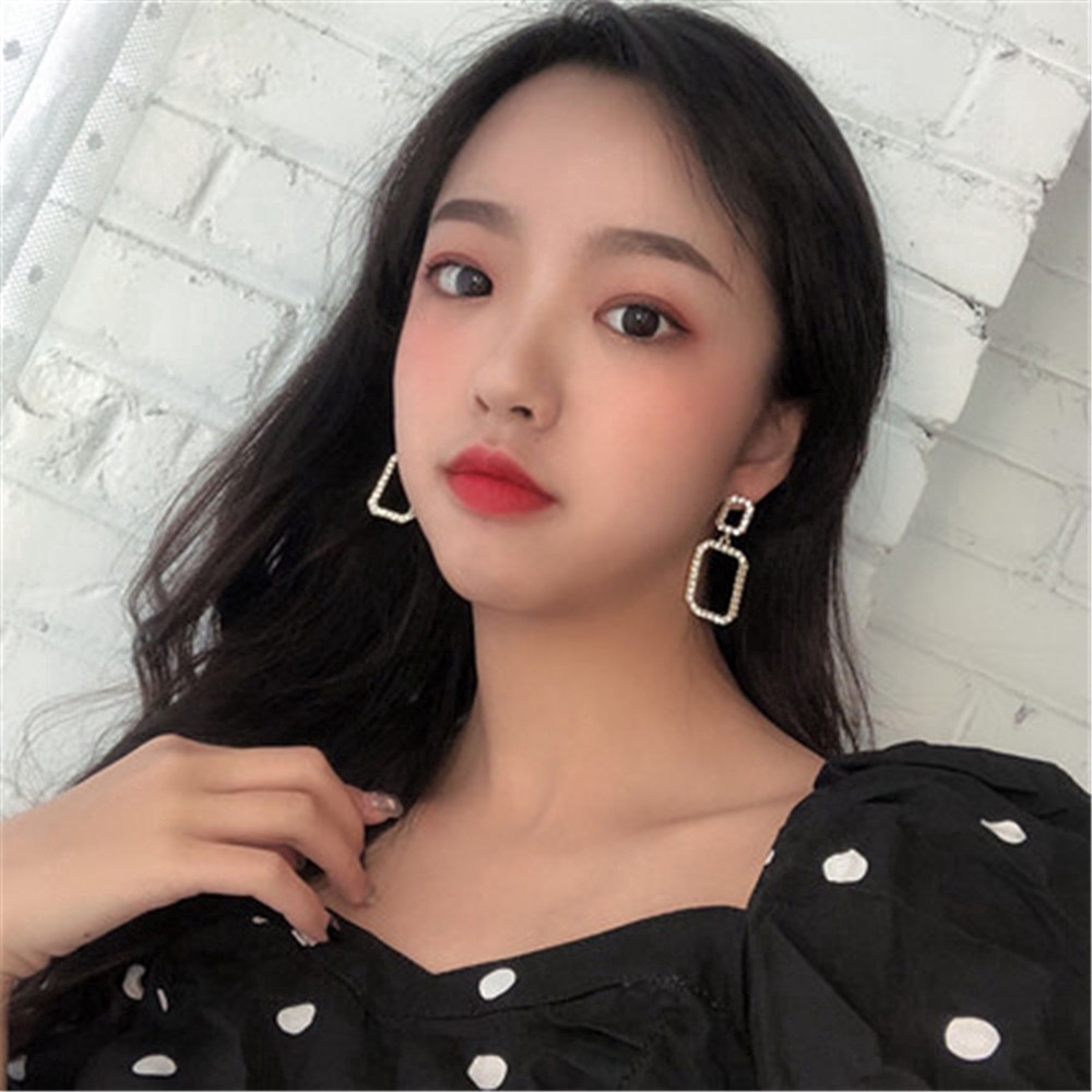 Hoa tai kiểu lớn thiết kế rỗng viền đính kim cương giả sành điệu