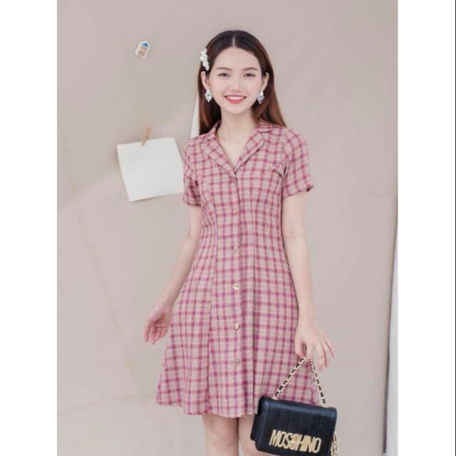 Đầm suông caro cổ vest nút kim bấm