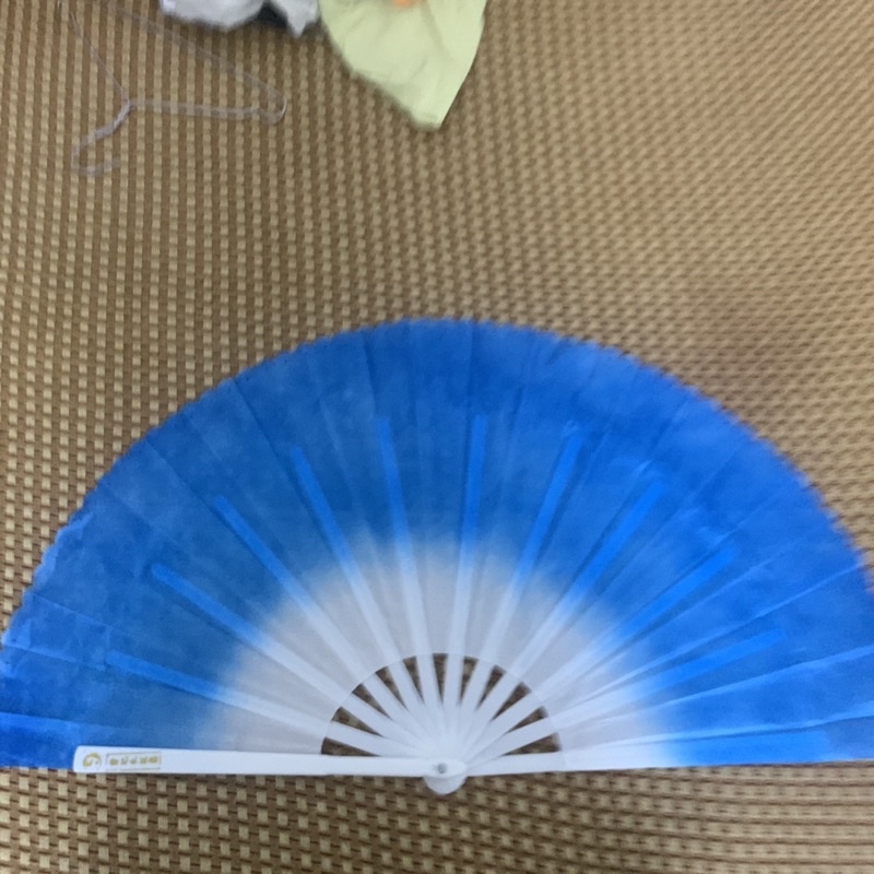Quạt múa văn nghệ, biểu diễn, tập dưỡng sinh màu xanh dương