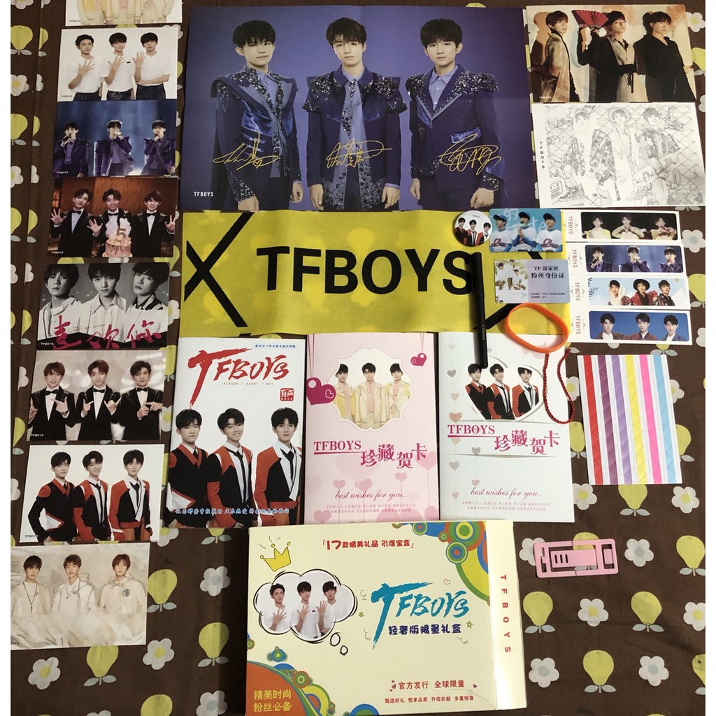 Hộp quà Tfboys có poster postcard bookmark banner huy hiệu thiếp ảnh dán album ảnh