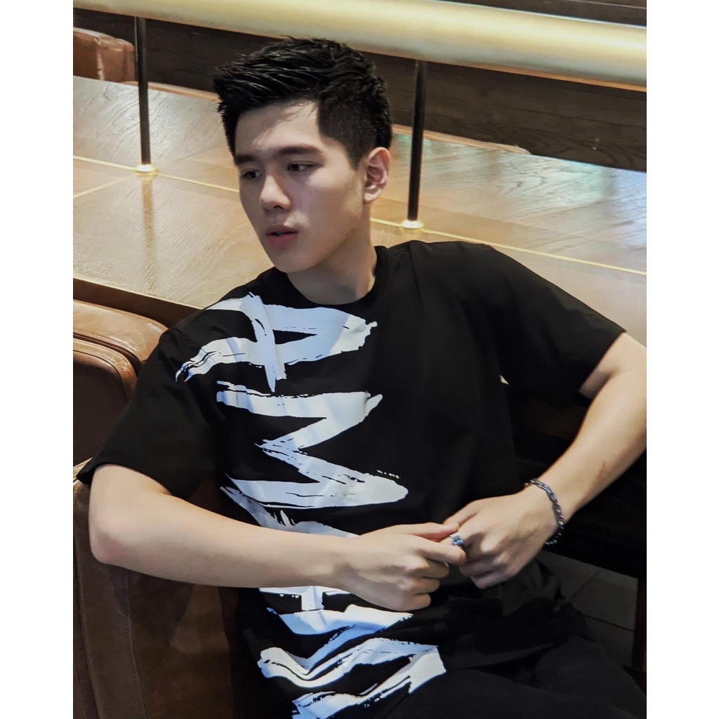 Áo thun Amand Unisex Vertical Text Printed T-Shirt - Black/AT008