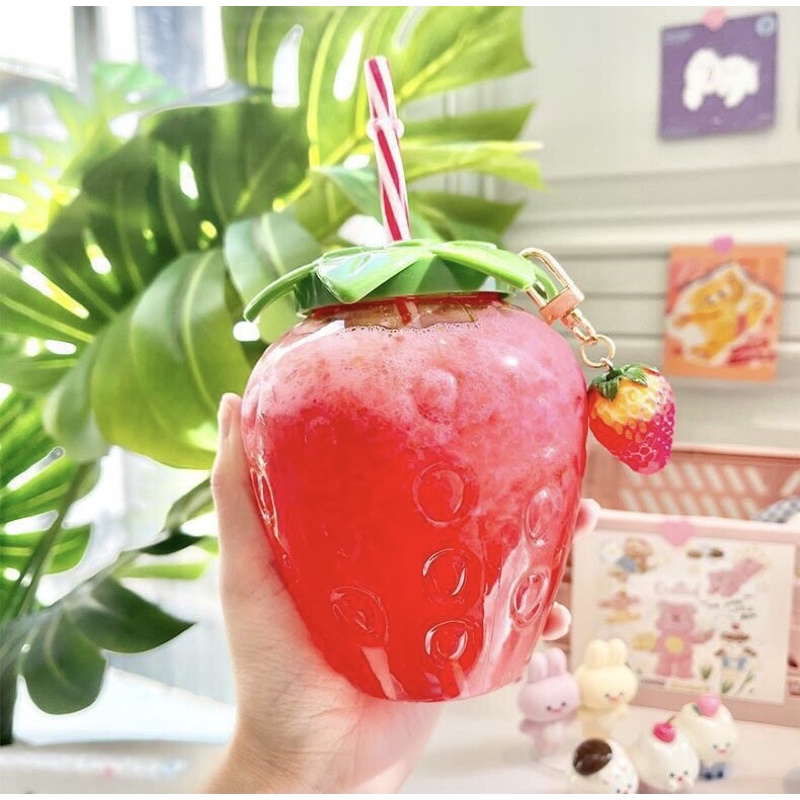 Cốc Uống Nước Hình Dâu Tây Kèm Móc Khóa  và Ống Hút Bằng Nhựa Siêu Cute