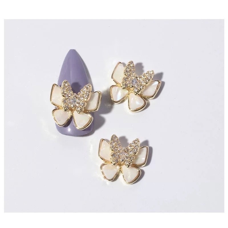 Cham b ướm gắn móng nail