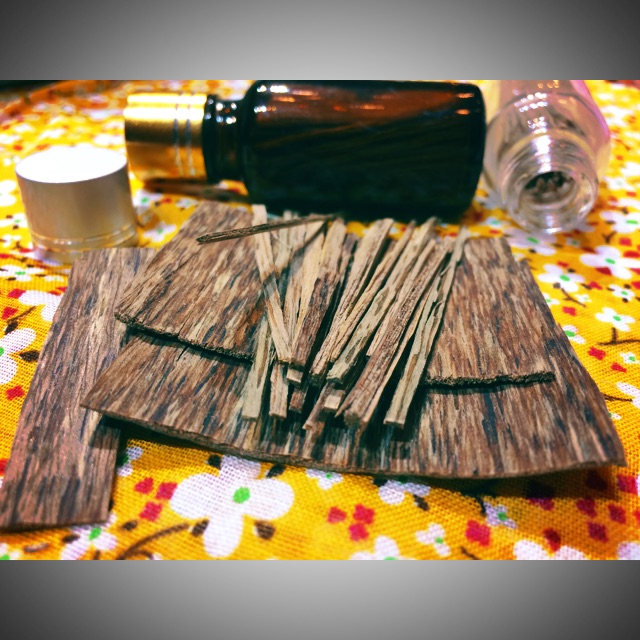 Trầm Hương hút thuốc lá