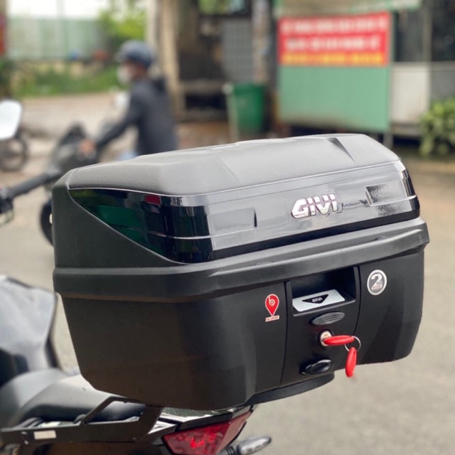Thùng Sau Givi B32NB BOLD - Thùng Givi Chính Hãng 32L Gắn Sau Xe Máy - Bạn Phượt